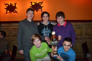 Kreispokalsieger Jan, Anton (2. Schüler) mit den Tabellenführern Fabio, Alexander und Furkan (1. Schüler)